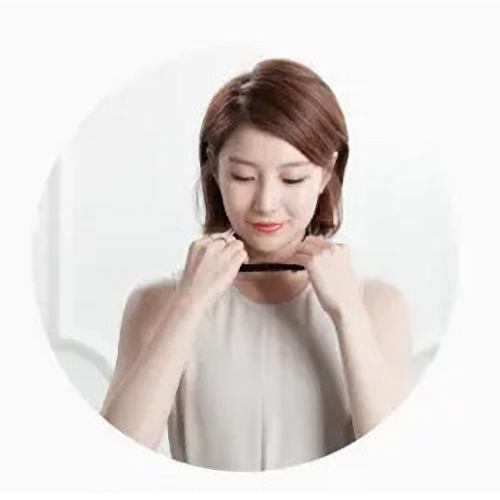 佩戴发网并整理真发