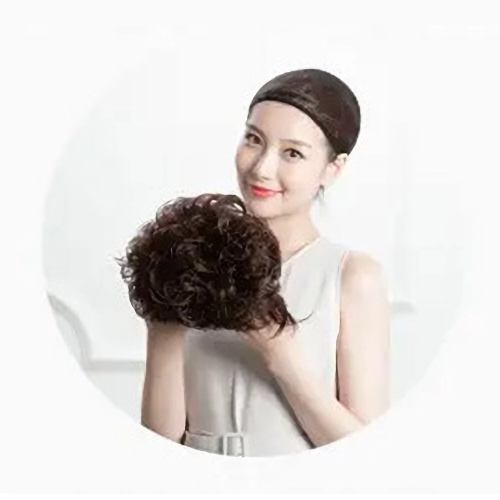 调节假发尺寸并确认方向